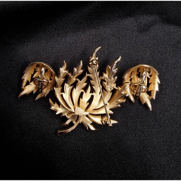 Vintage TRIFARI Signed 1960s Gold-Tone Leaf Brooch & Clip-On Earrings Set - Picture 6 of 6